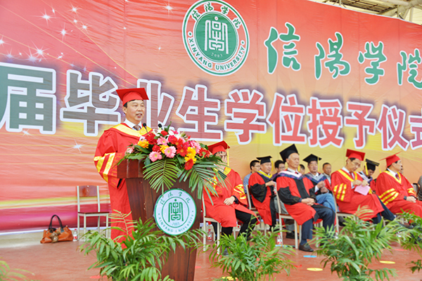 学校隆重举行2017届毕业生学位授予仪式暨毕业典礼