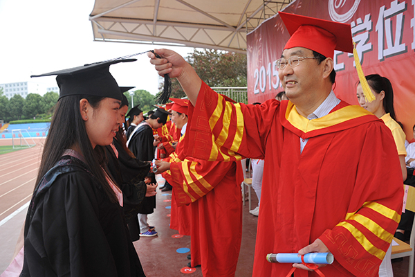 与梦同翔：2015届毕业生学位授予仪式暨毕业典礼隆重举行