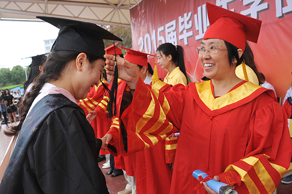 与梦同翔：2015届毕业生学位授予仪式暨毕业典礼隆重举行